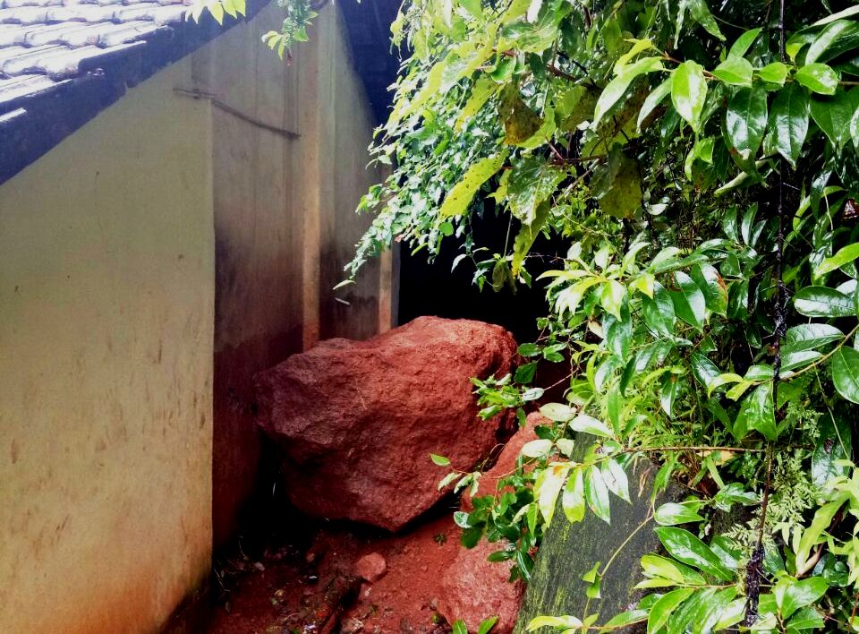 ಹೊನ್ನಾವರ : ಶಾಲಾ ಕಟ್ಟಡದ ಮೇಲೆ ಉರುಳಿ ಬಿದ್ದ ಬಂಡೆಗಲ್ಲು